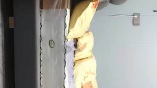美熟女和大学女孩分享大鸡巴并射精在乳房上