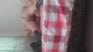 剃光的亚洲少女口交并接受面部射精