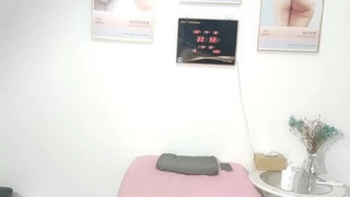 观看一个19岁的大奶少女在这个免费视频中吸吮和舔阴部
