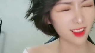 少女业余爱好者被大鸡巴男友操嘴巴