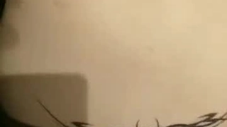 年轻而兴奋的少女在户外被手指插入阴道