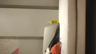 刚下班的制服ol女同事还很矜持