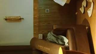 搞笑！拉妹子在沙发干，却半路阳痿被白眼嫌弃