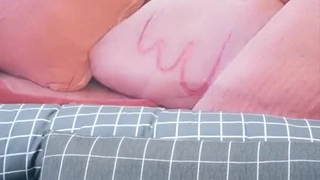 业余少女用玩具自慰,并用手指刺激她兴奋的阴道