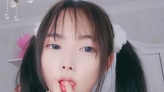 一对年轻夫妇在热辣的视频中探索他们的性欲