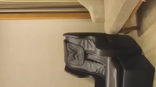 猥琐不良少年 偸拍身材纤细长腿大学生姐姐日常做家务和洗澡 后来玩的更大胆直接把姐姐迷J了真的很刺激